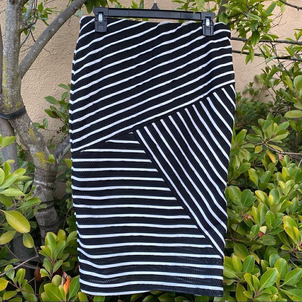 BOBEAU SKIRT IN BLACK & WHITE STRIPES SZ M NWT! Elastic Waist. Flattering Cut.